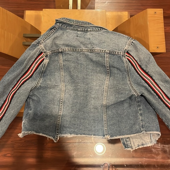 Fashion Nova Cropped Denim Jacket with Zipper Sleeves - Picture 5 of 5